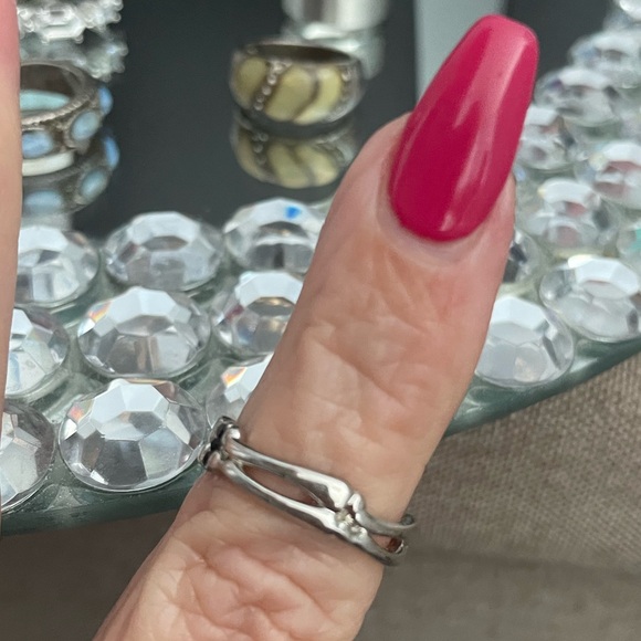 🎉🎉✨Silvertone Twist Band Ring✨Size 7.7-8 Like New - Picture 3 of 6